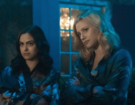 Betty and Veronica in Riverdale often have a sexual tension between them (Source: Twitter)