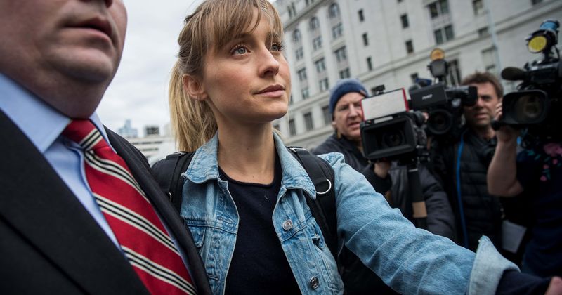 Allison Mack breaks down in tears and sings to NXIVM cult leader Keith Raniere on his birthday in creepy video