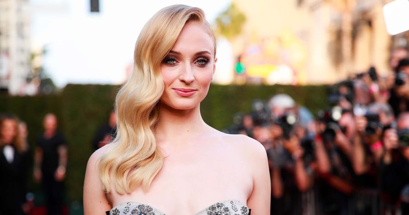 'Game of Thrones' star Sophie Turner says she contemplated suicide in her teens because of social media criticism