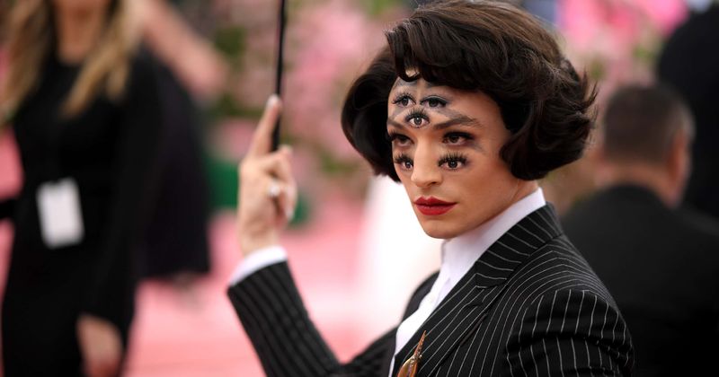 Keiynan Lonsdale and Ezra Miller's campy gender-bending photoshoot is a victory for the queer community