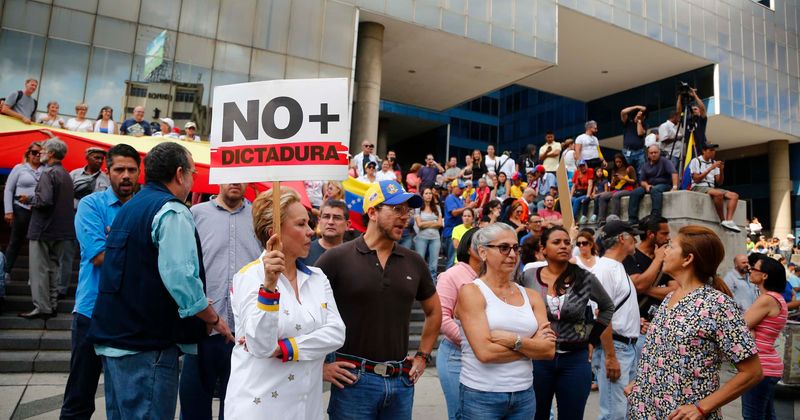 CNN, BBC taken off the air by Venezuelan government, as Nicolás Maduro declares victory over uprising
