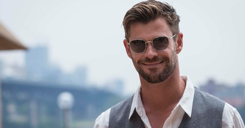 Chris Hemsworth kisses wife Elsa Pataky during beach trip, shares wave catching tips