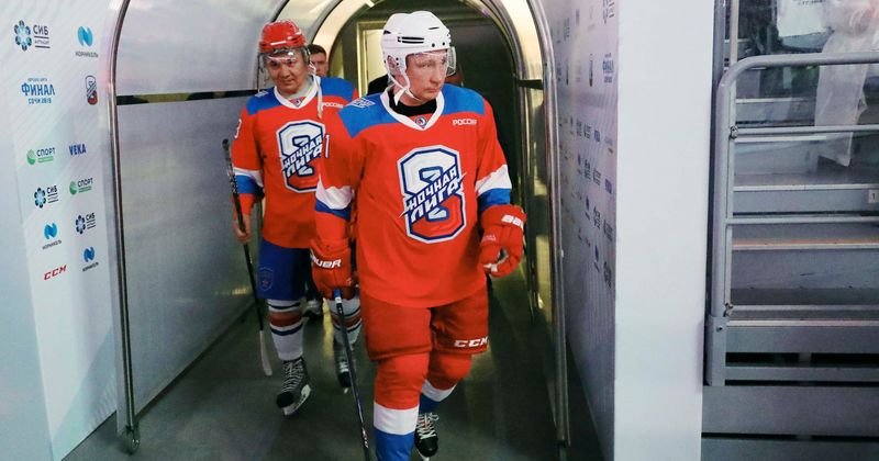Vladimir Putin falls on his face during victory lap after ice hockey match