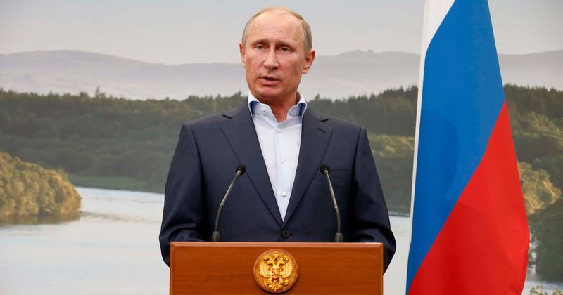 Vladimir Putin falls on his face during victory lap after ice hockey match