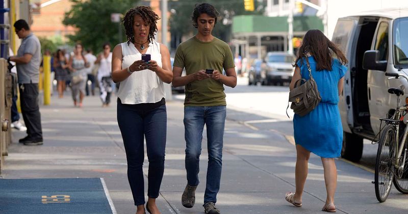 New York plans to make texting while crossing the street illegal and punishable with a fine upto $250 if bill is passed