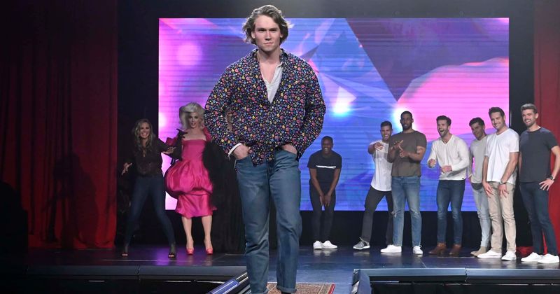 The Bachelorette's John Paul Jones offers a lock of his hair to Hannah Brown in deleted scene leaving fans thrilled