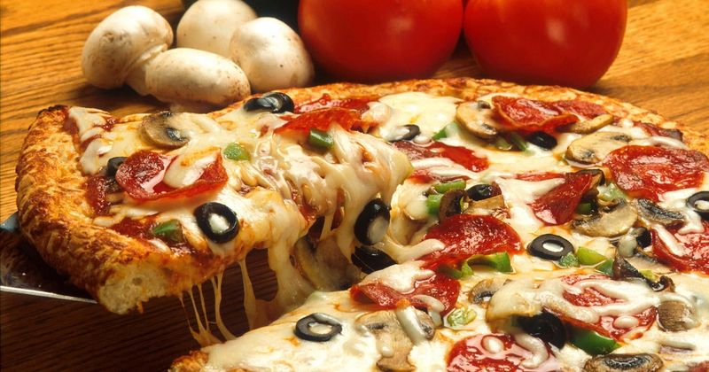 Mother bludgeons boyfriend with crowbar for dropping pizza on the floor, avoids jail time