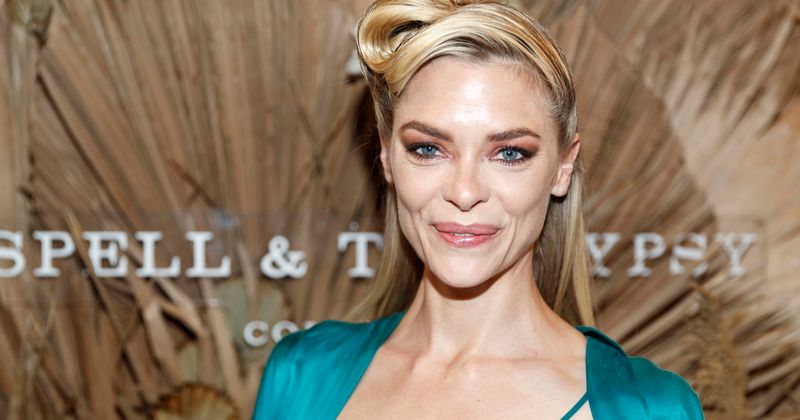 Actress Jamie King in tears after skateboarder smashes windows of her car while her son is in the backseat