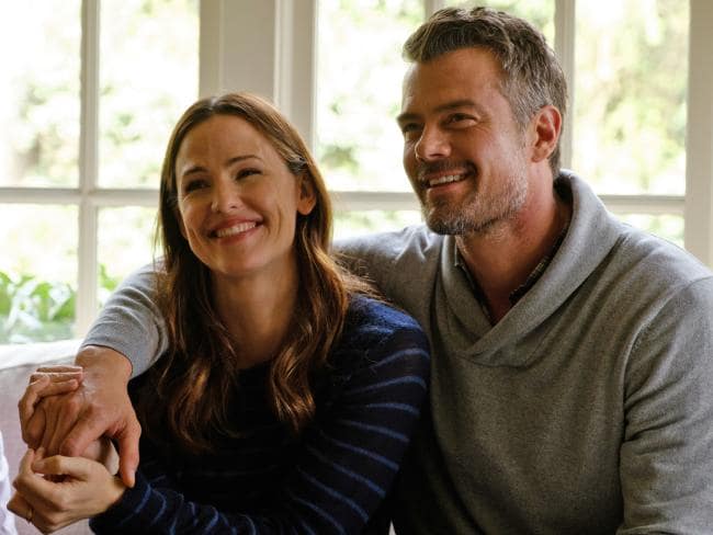 Jennifer Garner and Josh Duhamel in a scene from 'Love, Simon' (Twitter)