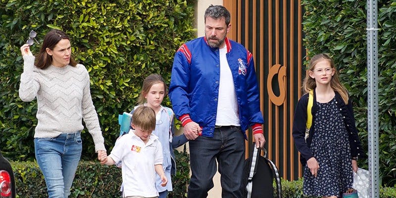Jennifer Garner and Ben Affleck with their children in Hawaii (Twitter)