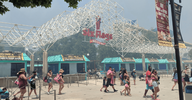 Wildfire erupts near Six Flags Magic Mountain, Hurricane Harbor amusement park, sets off mass evacuation
