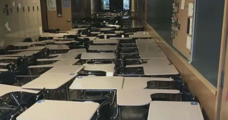 Oregon high school students who jammed hallway with hundreds of desks will be allowed to walk in graduation, says principal