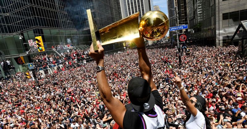 Police arrest 3 after shots fired at Toronto Raptors parade, 4 people injured