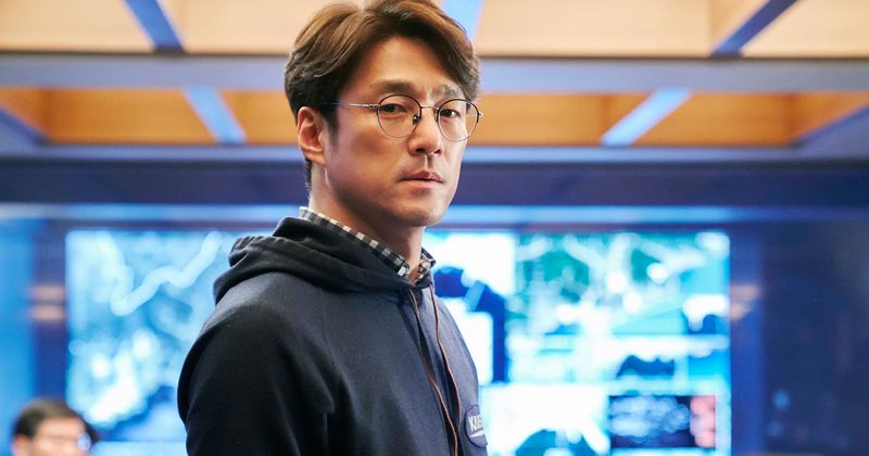 Episode 1 'Designated Survivor: 60 Days' establishes the local flavor of the South Korean show, distinguishing it from the Netflix original