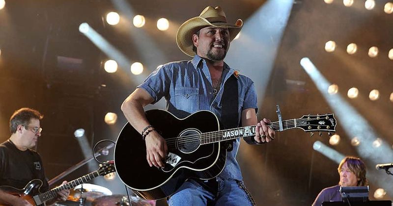 Jason Aldean dedicates his Entertainer of the Year award to the lost souls of the Las Vegas massacre