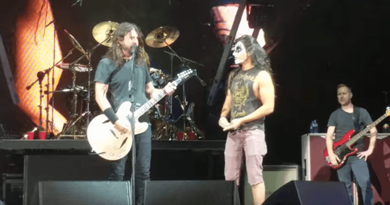 Foo Fighters invited random "KISS Guy" from audience on stage and Dave Grohl is blown away by his performance
