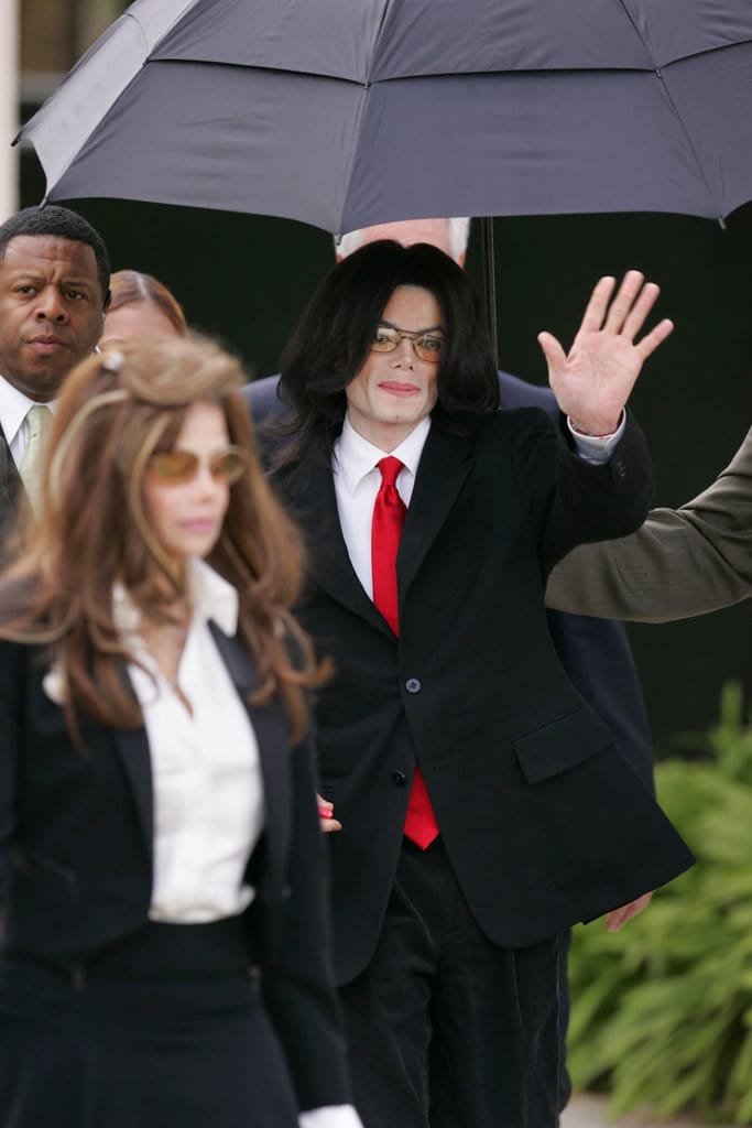 Michael Jackson (R) and sister LaToya Jackson walk out of court on the fifth day of his child molestation trial March 4, 2005 in Santa Maria, California. (Photo by Carlo Allegri/Getty Images)