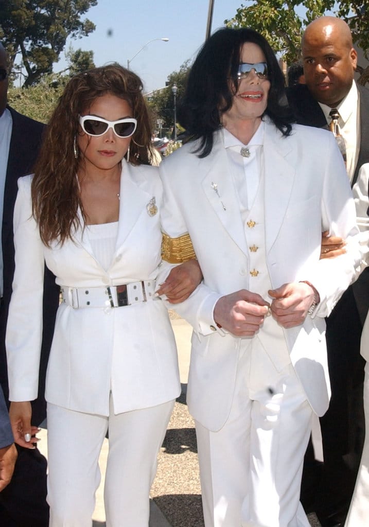Michael Jackson and sister La Toya Jackson exit the Santa Maria courthouse for a break during the evidentiary hearing in the Michael Jackson child molestation case August 16, 2004 in Santa Maria, California. (Photo by Ed Souza-Pool/Getty Images)