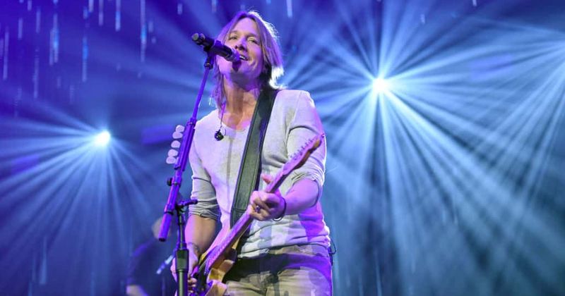 Keith Urban teams up with a random fan and sings along to all 487 verses of 'American Pie'
