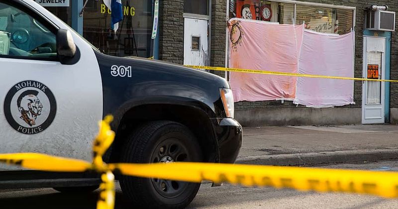 Woman attacked by husband with screwdriver in New York City barber shop