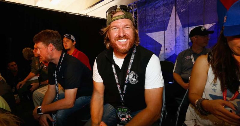 Fixer Upper's Chip Gaines crosses marathon finish line hand-in-hand with 8-year-old daughter Emmie Kay