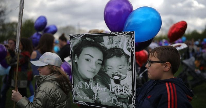 Alfie Evans funeral: Tearful mourners applaud and toss flowers at passing hearse