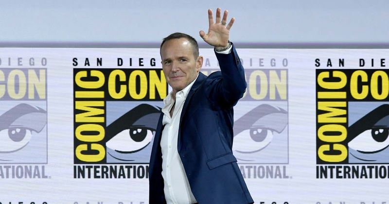 Clark Gregg heaps praise on Brie Larson while teasing 90s "MC Hammer" look in Captain Marvel