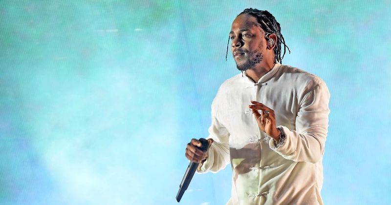 Kendrick Lamar invites white fan on stage to rap with him, then stops show after she uses the N-word from his original lyrics