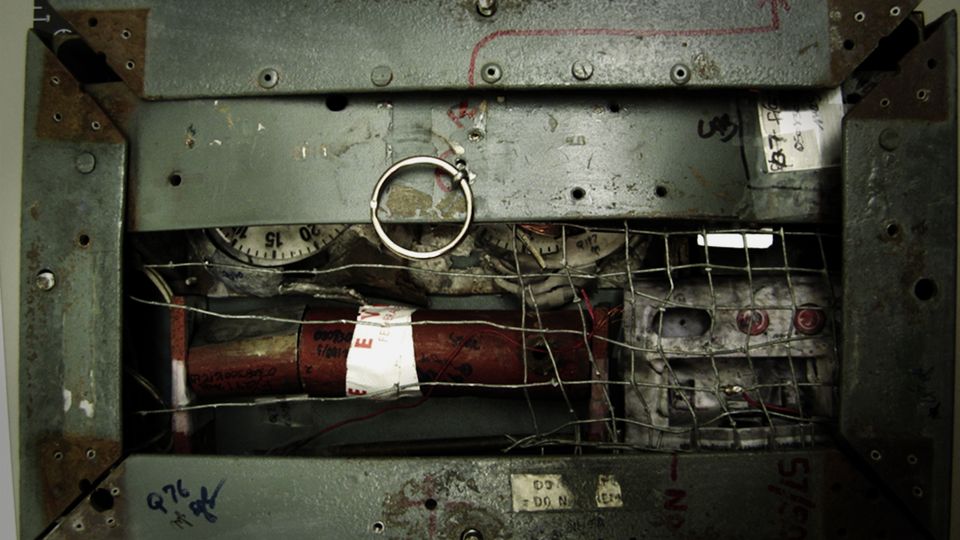 The inside of the bomb that killed Wells (Netflix)