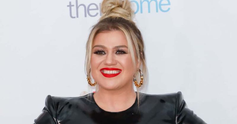 Kelly Clarkson thanks Carrie Underwood for making her feel 'really thin'