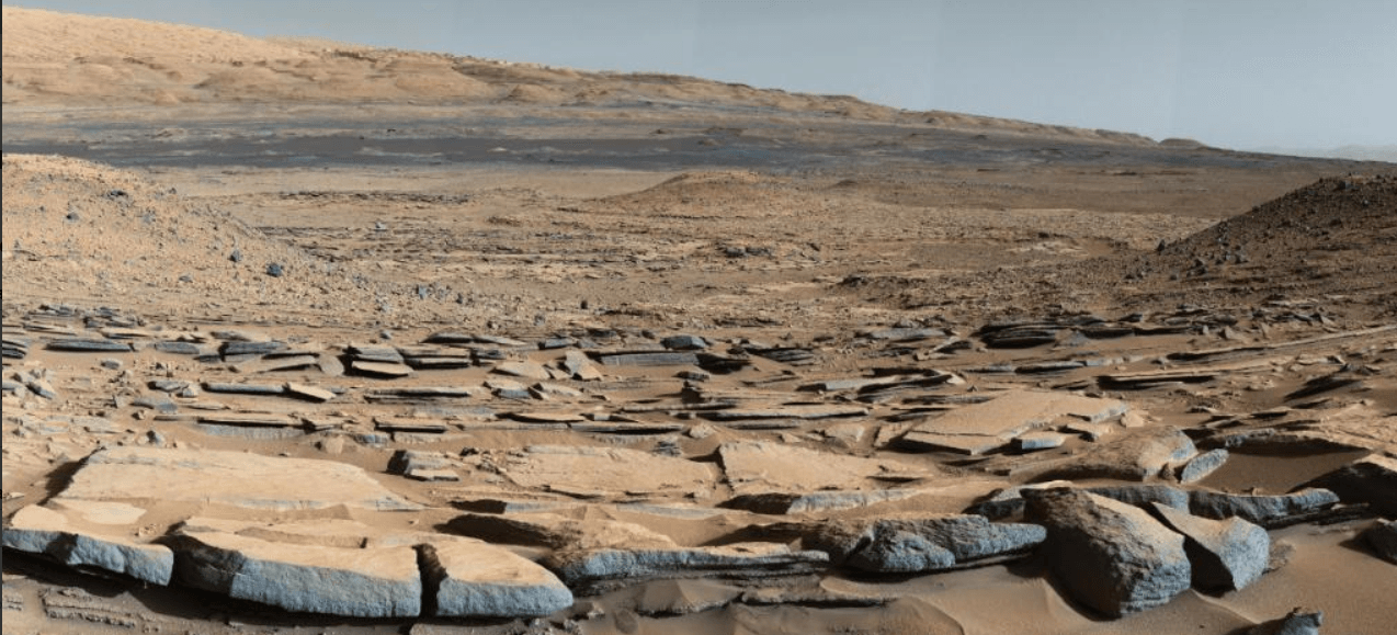 A picture taken by Curiosity on the surface of the planet (Twitter)