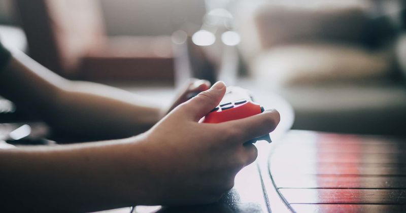 Nine-year-old addicted to video game wets herself to avoid using the toilet and continue playing