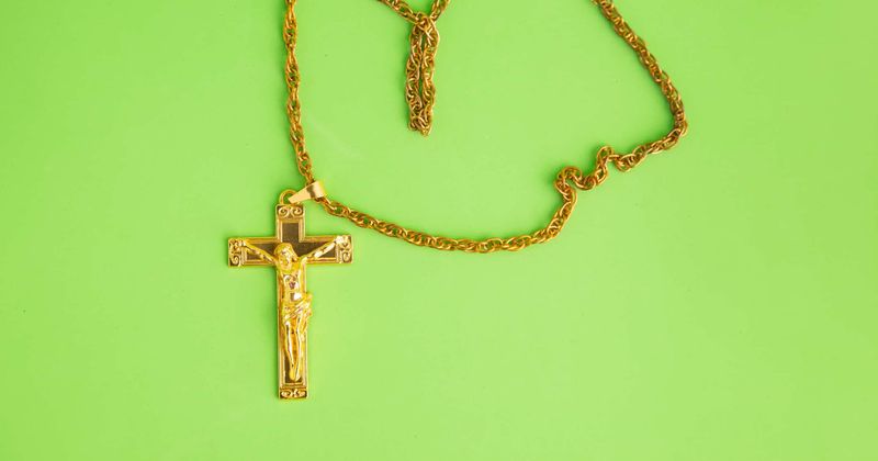 Man claims he was kicked out of restaurant because he was wearing a 'large' cross necklace