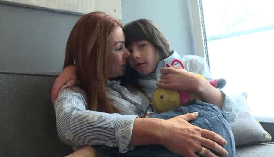 Charlotte Caldwell and her 12-year-old som who suffers from 100 seizures a day, Billy (Twitter)