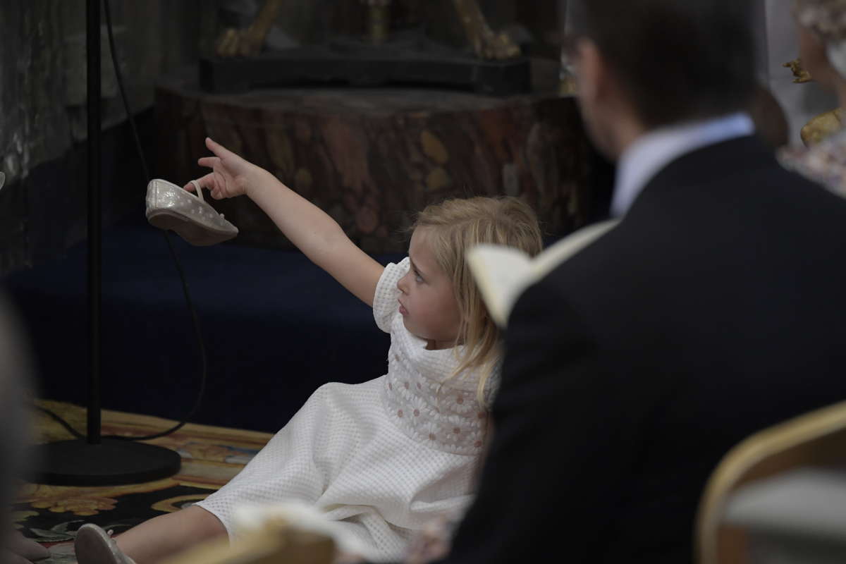 She was seen playing with her shoes during the ceremony (Twitter)