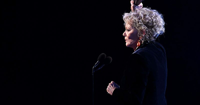 Jean Smart to star in Alexandra Cunningham's 'Dirty John'
