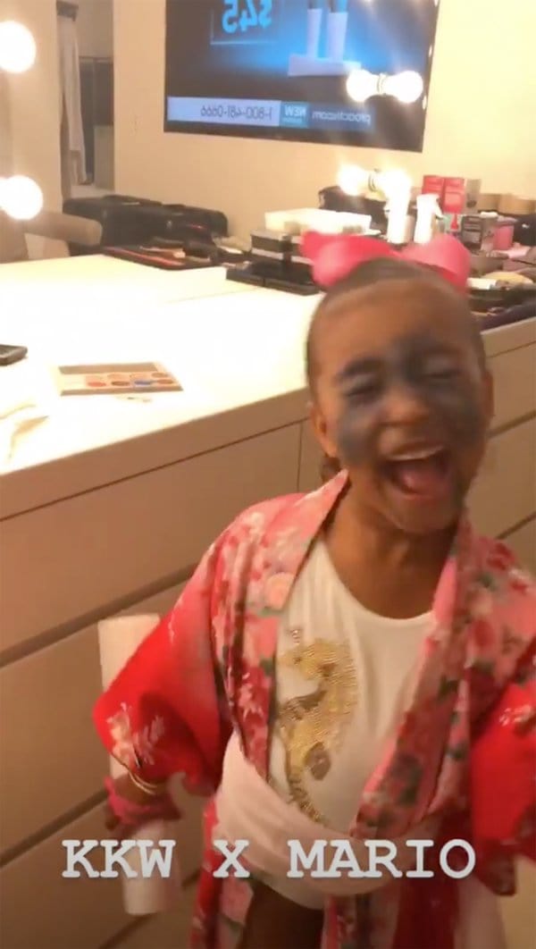 North was smiling as Kim told her that is not how you put an eyeshadow (Instagram)