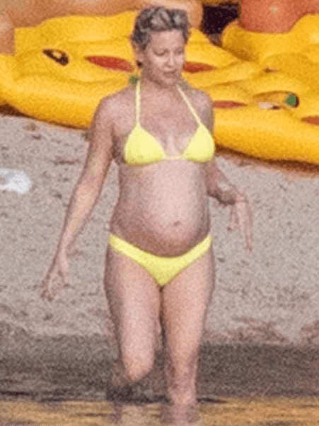 Kate Hudson showed off her baby bump in a yellow bikini (Twitter)