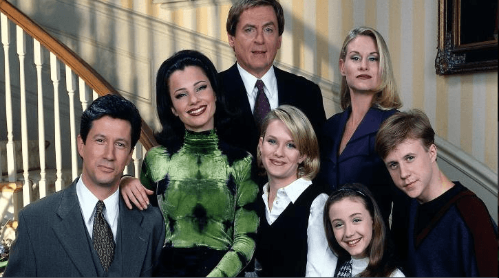 Marc Jacobson and Fran Drescher with the rest of the cast of 'The Nanny'. (Source: Twitter)