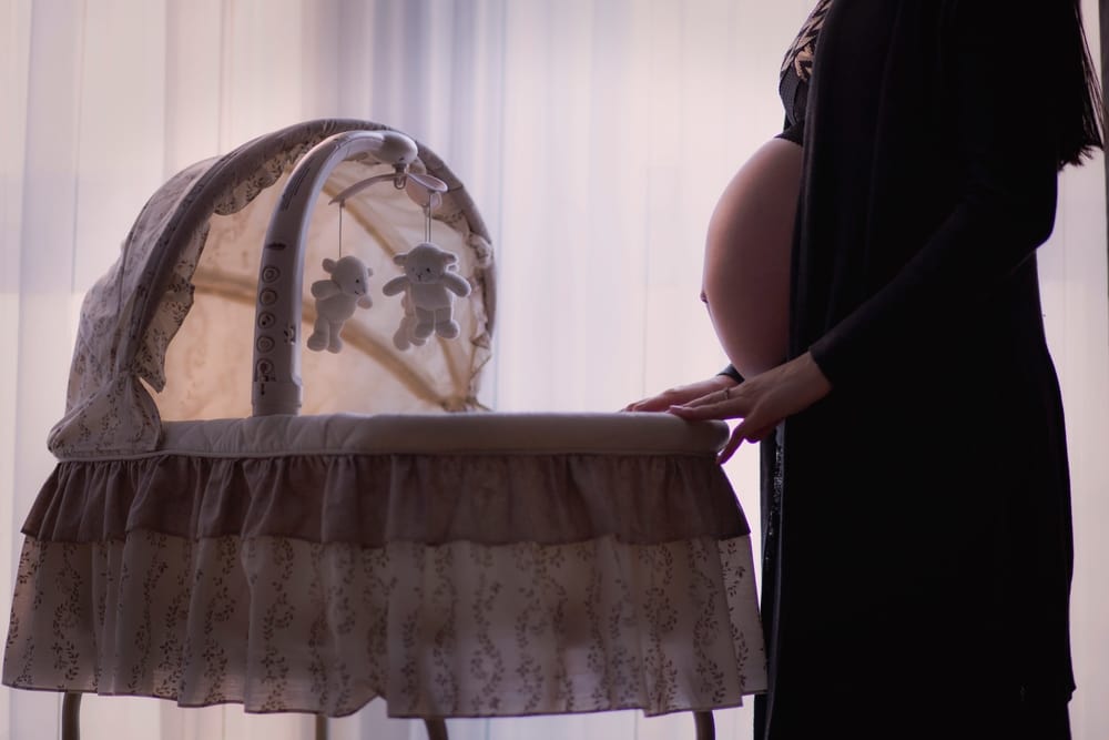 If a woman is pregnant and drinks a lot of alcohol during the period, her baby becomes vulnerable to the fetal alcohol syndrome, which causes mental or physical problems at birth due to the presence of alcohol in its system. (Pexels)