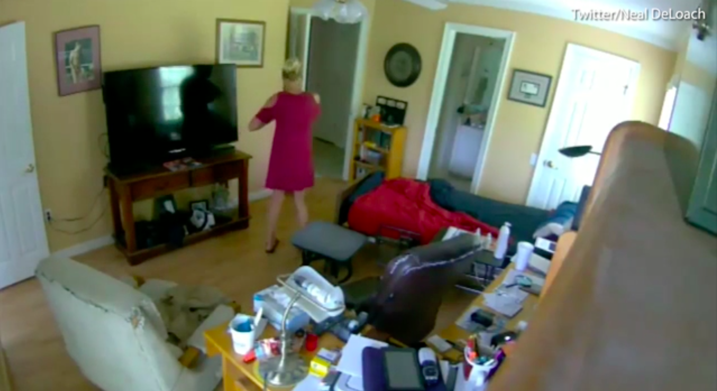 Weldon can be seen stuffing the stolen cash in her dress. (Youtube screenshot)