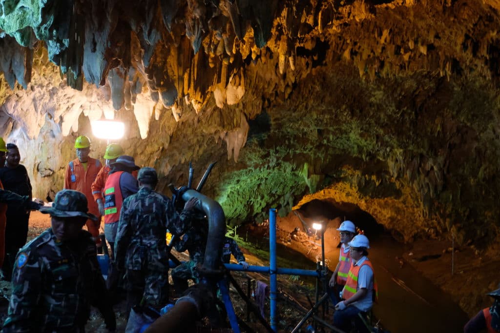 Rescuers install a water pump inside Tham Luang Nang Non cave (Getty Images)