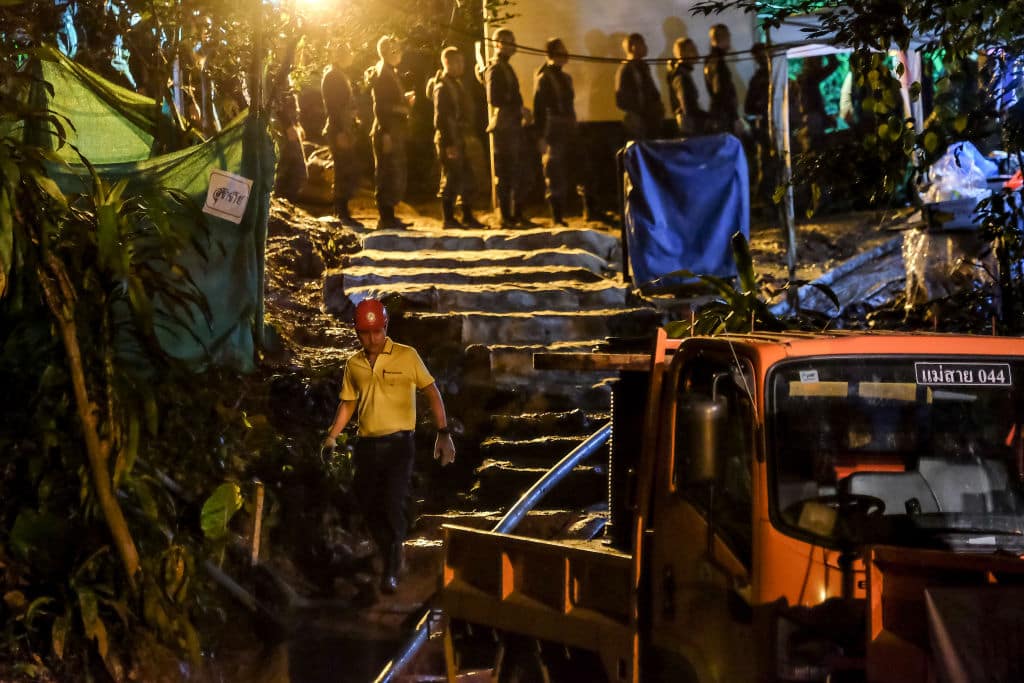 A group of rescuers lines up to enter Tham Luang Nang Non cave to continue the rescue operation on July 05, 2018 in Chiang Rai, Thailand. (Photo by Linh Pham/Getty Images)