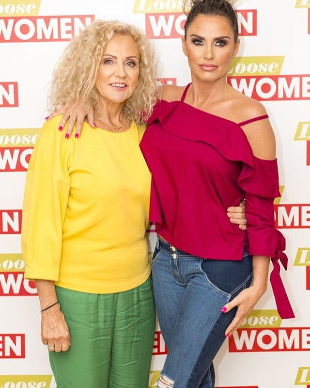 Katie (R) with her mother, Amy (L), who has been diagnosed with terminal lung cancer. Source: Instagram