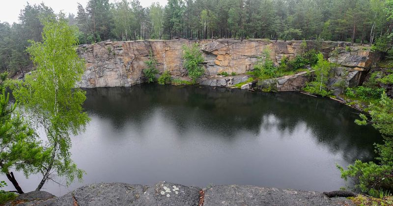 Free jumper who plummeted 112 ft into a flooded quarry shatters his knees in the process