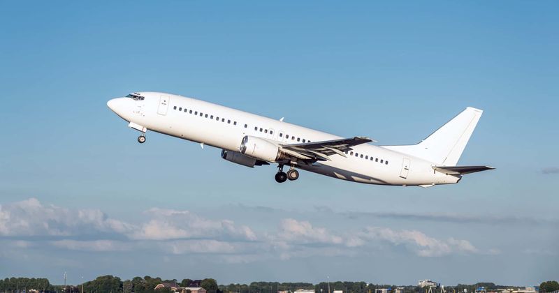 Co-pilot vaping in plane causes aircraft to plunge 20,000 feet, oxygen supply being cut off from passengers