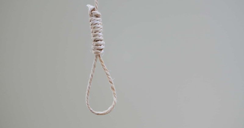 Mother who committed suicide posts photo showing her preparing to kill herself; family struggles to have photo removed