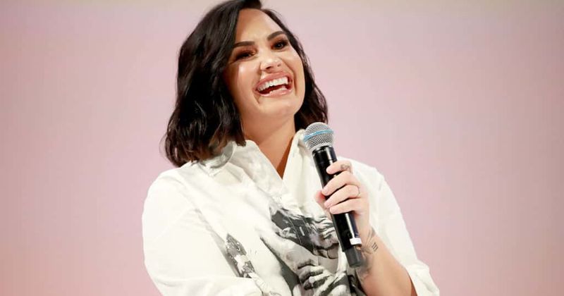 Demi Lovato holds hands with G-Eazy as Halsey stops concert to tell fans not to sleep with their exes
