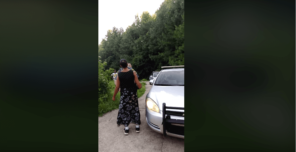 A woman confronting the officers after the incident. (Facebook/Ariel Collins)