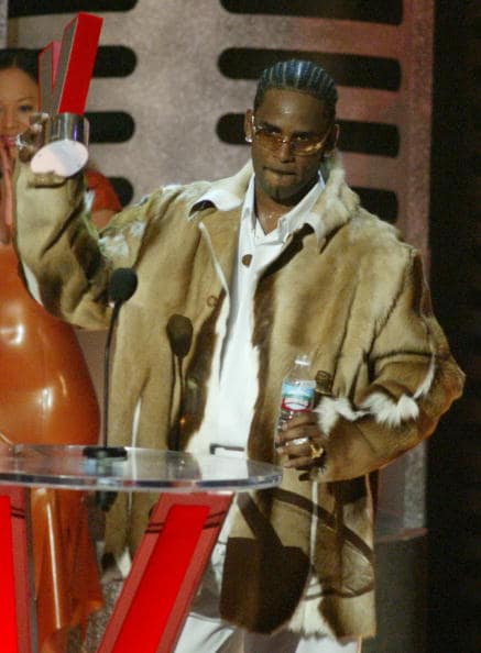 Kelly speaks at the Vibe Awards: Beats, Style, Flavor at the Santa Monica Civic Center, November 20, 2003 in Santa Monica, California. (Photo by Vince Bucci/Getty Images)